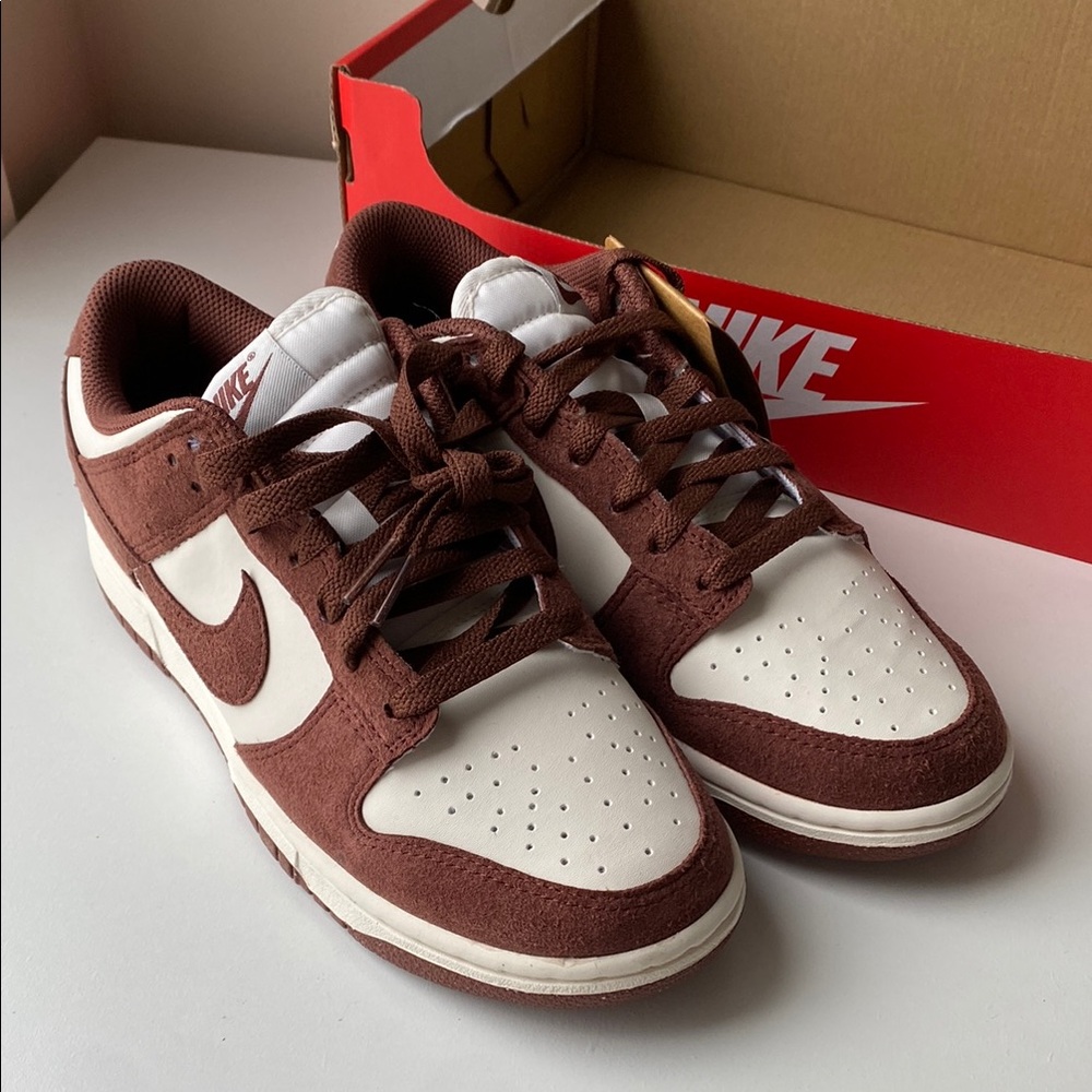 NIB Women’s Nike Dunk Low sneakers in white and suede brown - Picture 2 of 8